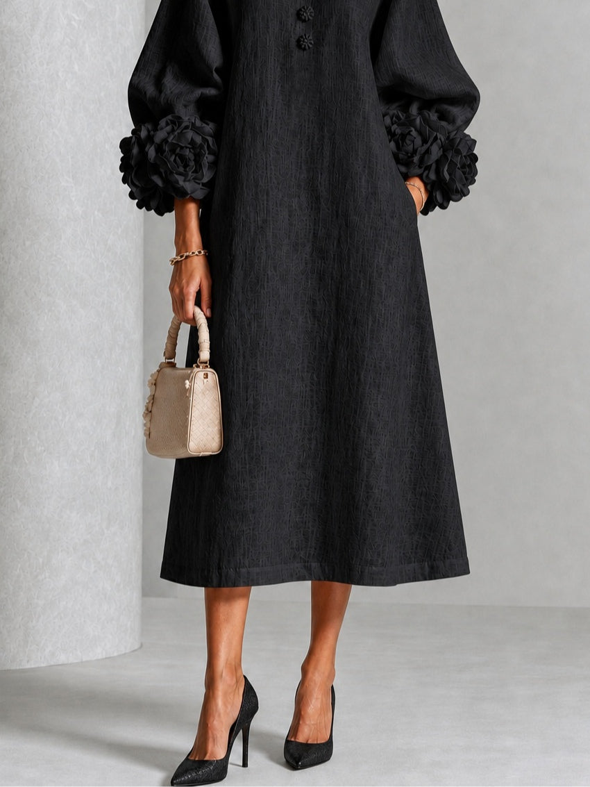 Schwarzes Blumen-Midi-Kleid mit auffälligen Blumenmanschetten