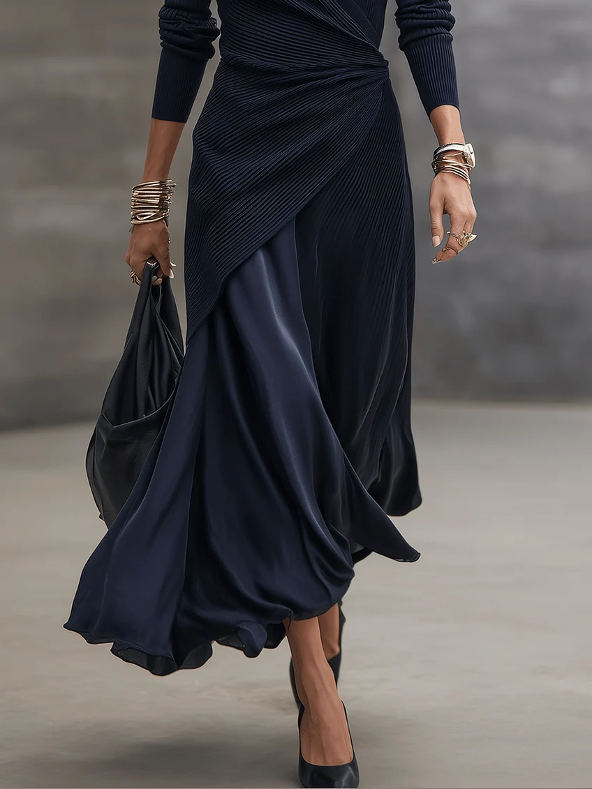 Margaux | Maxikleid mit asymmetrischem V-Ausschnitt und marineblauen Satin-Einsätzen