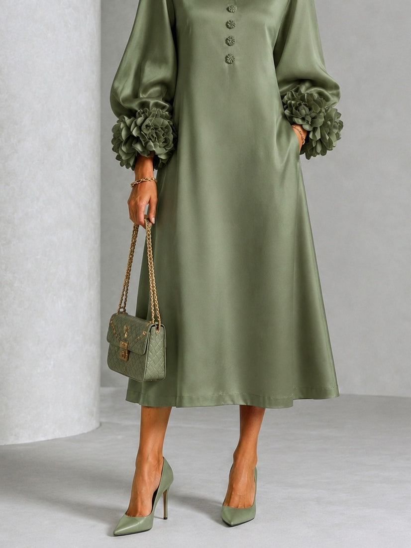 Sagegrünes Satin-Midi-Kleid mit quadratischem Ausschnitt und auffälligen floralem Manschetten