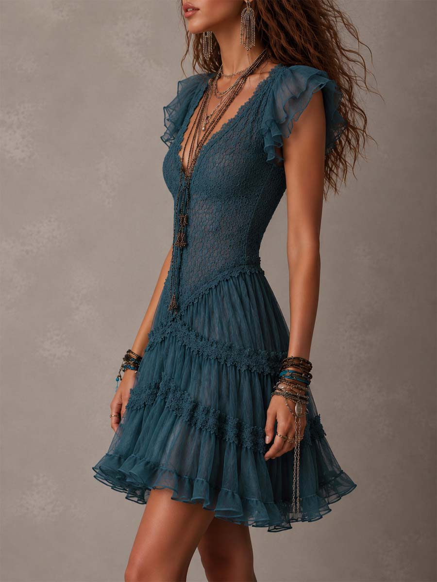 Azurine | Mini Kleid mit Rüschen aus blauer Retro-Spitze und Musselin