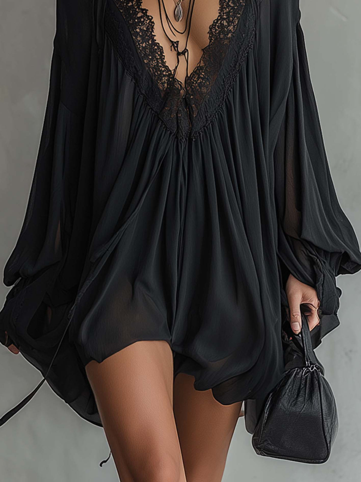 Cassandre | Mini Kleid aus schwarzer Chiffon, Spitzenkragen