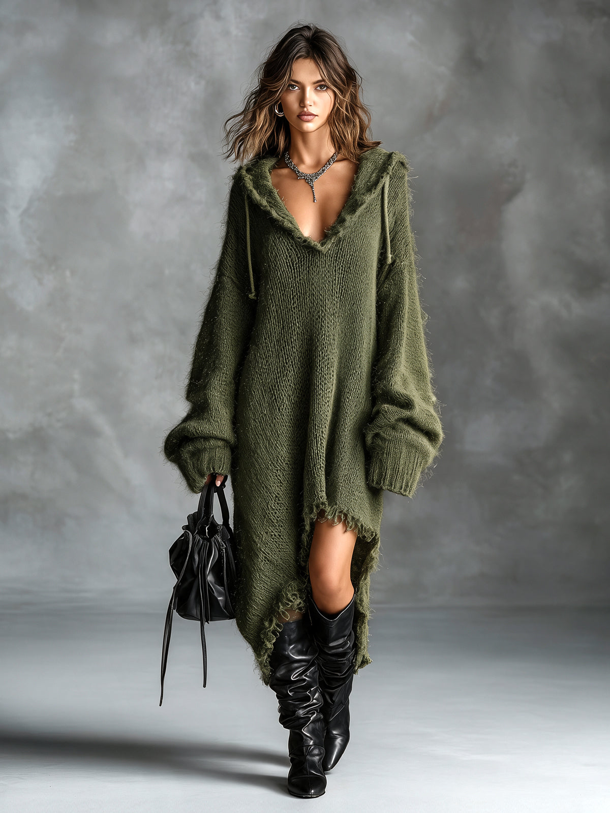 Colombe | Midi Kleid aus flauschiger Strickware mit Kapuze
