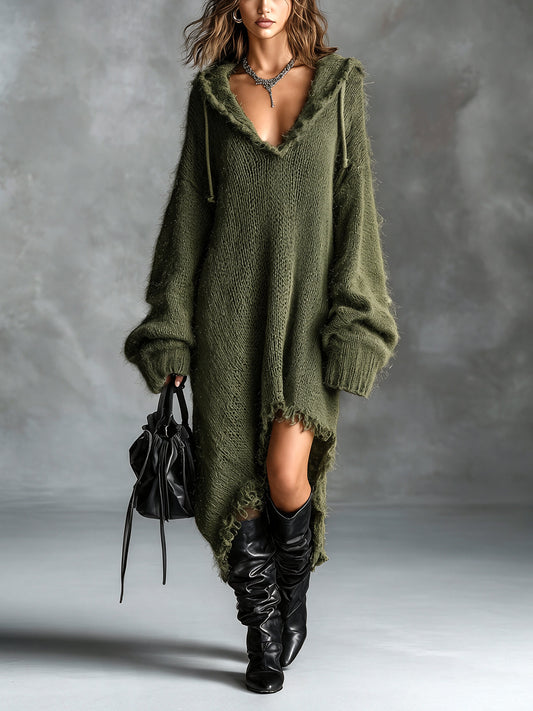 Colombe | Midi Kleid aus flauschiger Strickware mit Kapuze
