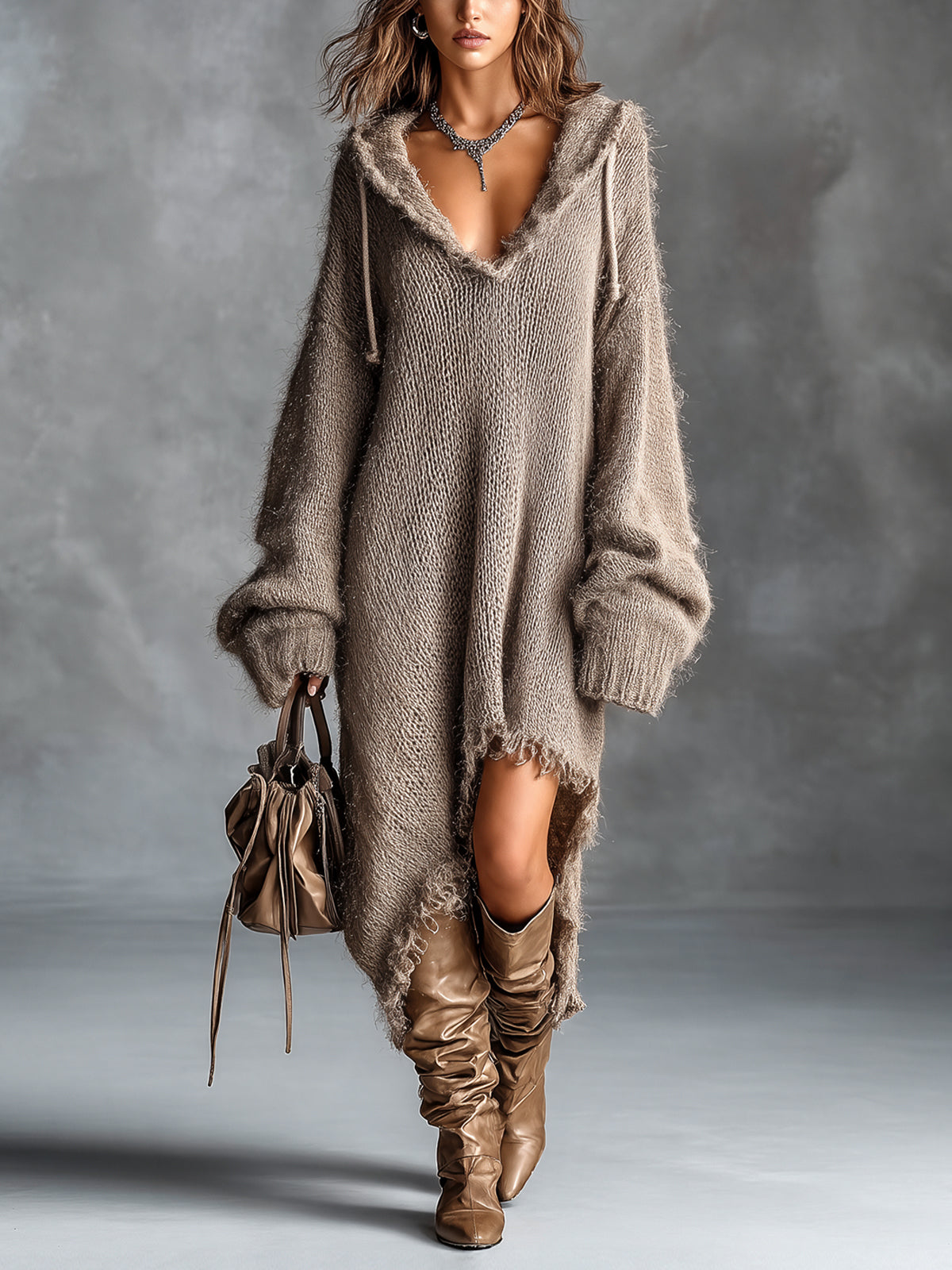 Colombe | Midi Kleid aus flauschiger Strickware mit Kapuze