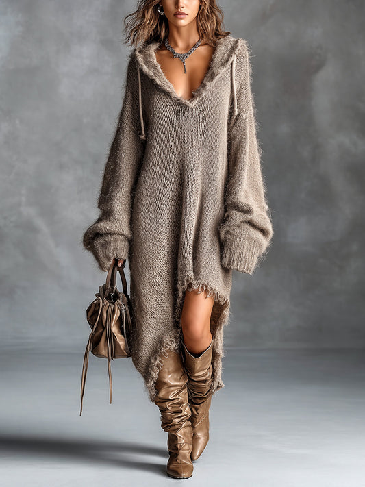 Colombe | Midi Kleid aus flauschiger Strickware mit Kapuze