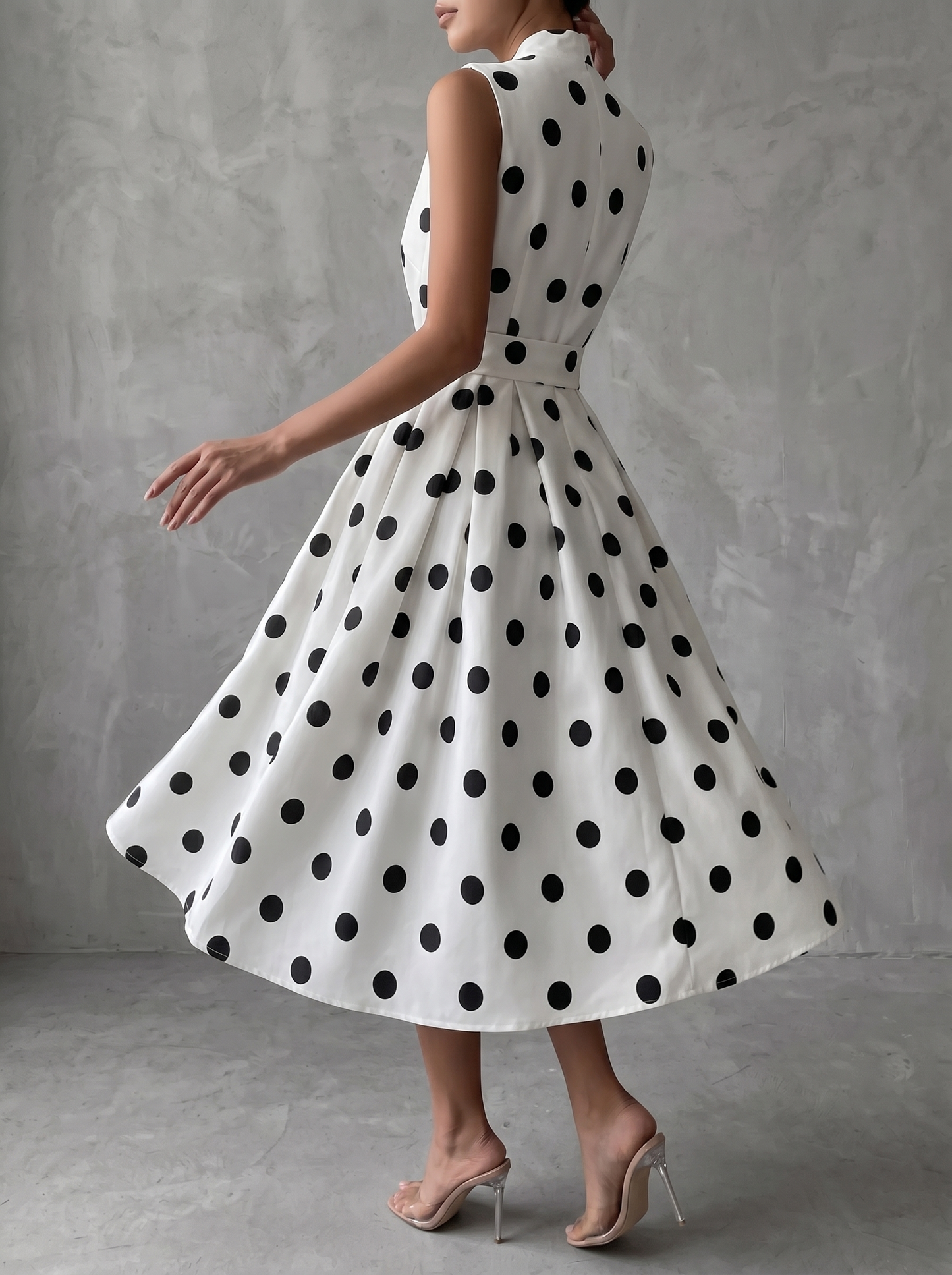 Schwarz‑weiße klassische Polka Dot französische ärmellose Midi‑Kleid