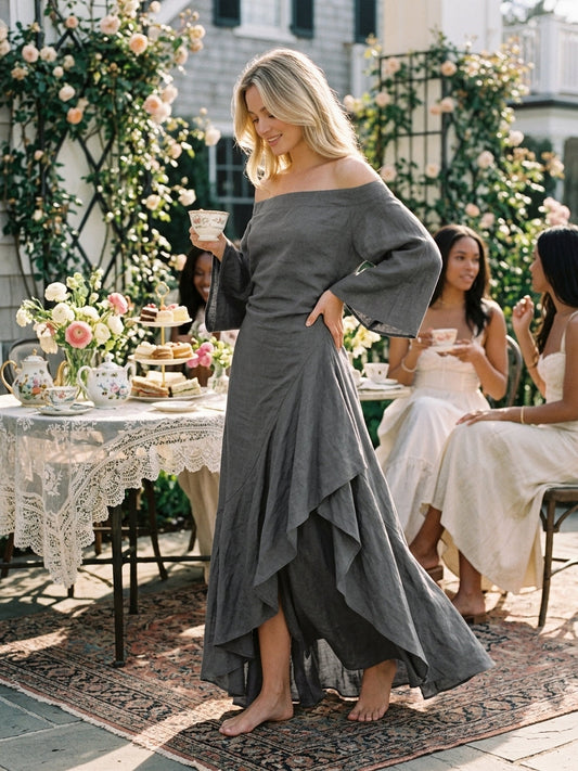 Aure | Maxikleid im minimalistischen Stil mit schulterfreien Trägern, volants und weit ausgestellten Ärmeln
