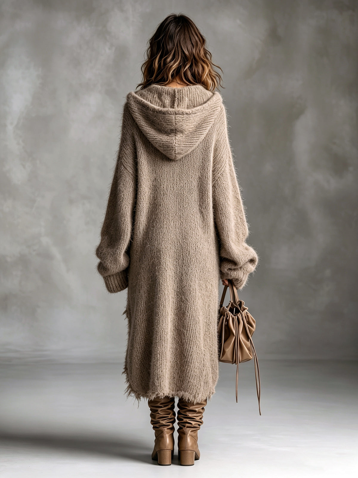 Colombe | Midi Kleid aus flauschiger Strickware mit Kapuze