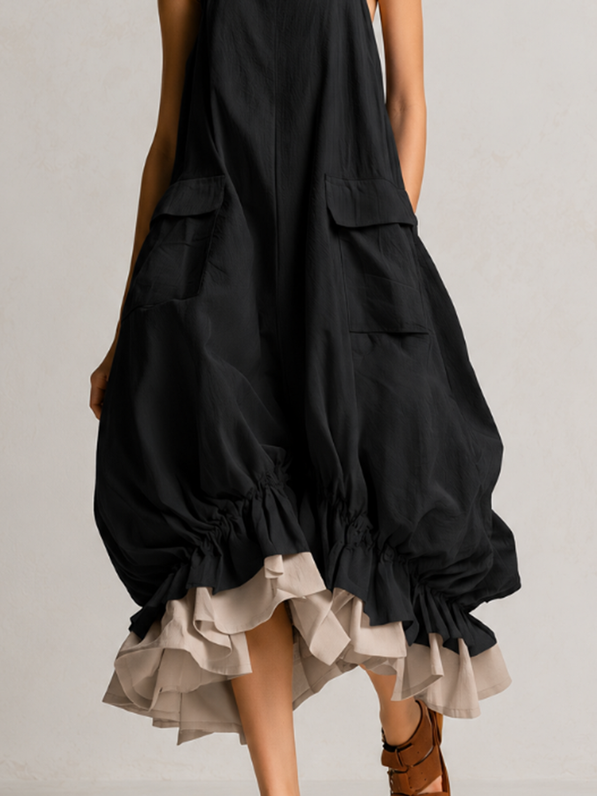 Danielle | Midi Kleid ohne Ärmel mit großen Taschen, Überlagerungen und Volant-Saum