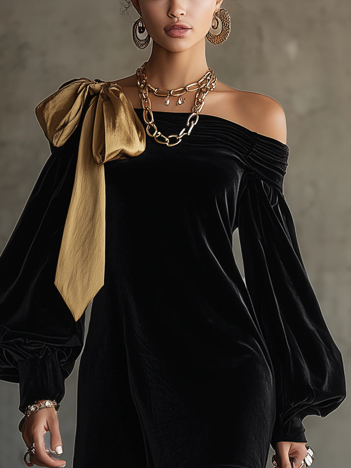 Ysaline | Schulterfreies Minikleid aus schwarzem Samt mit goldenen Satindetails