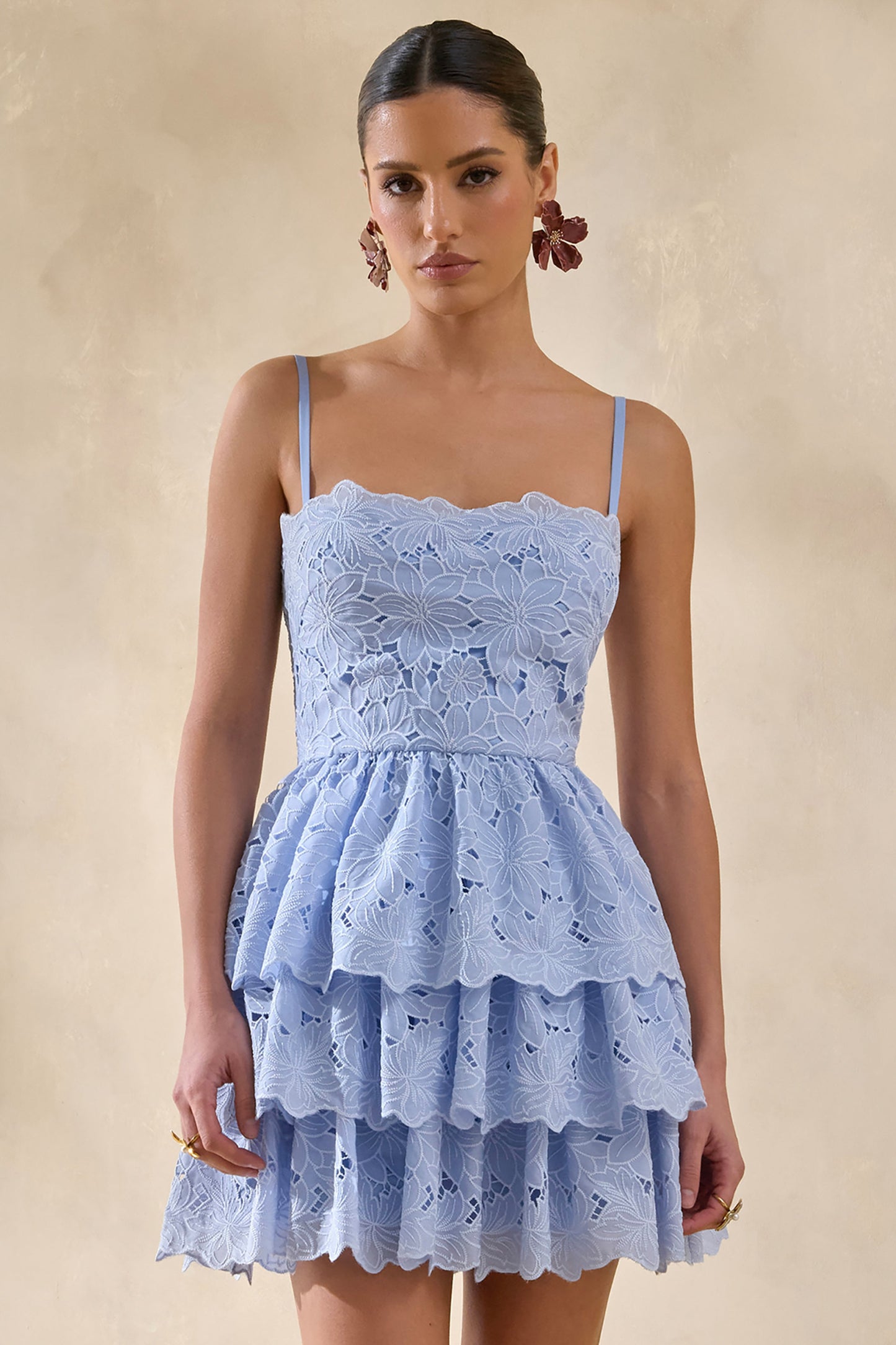 Winona | Minivestido azul empolcado de encaje con cuello cuadrado con detalles de volantes