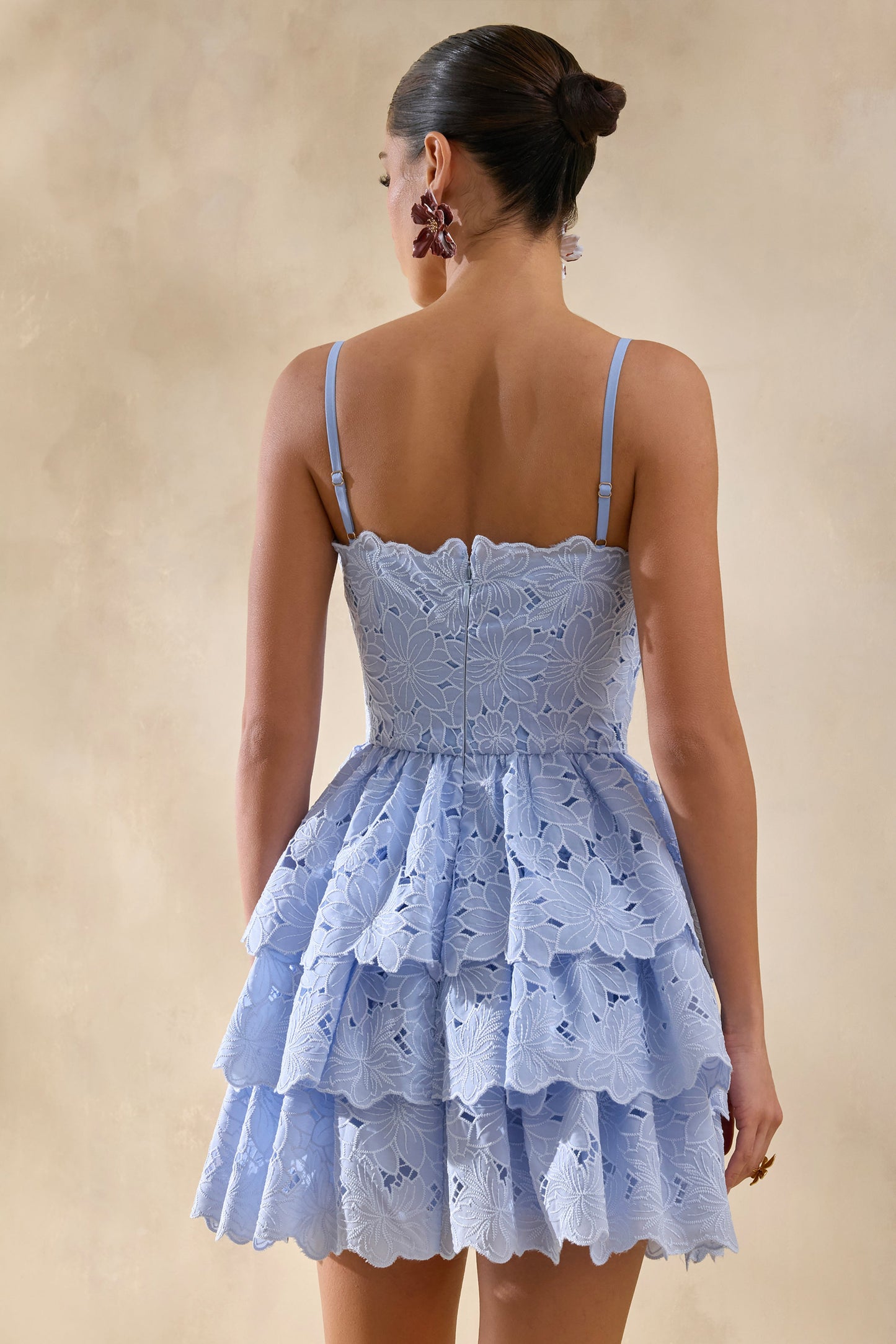 Winona | Minivestido azul empolcado de encaje con cuello cuadrado con detalles de volantes