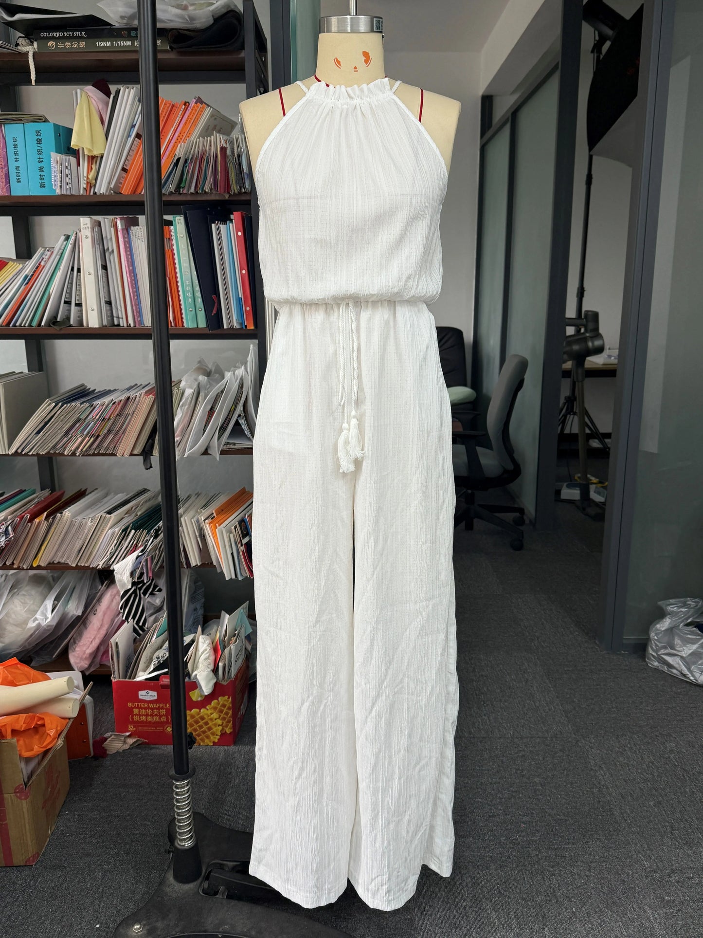 LENA – Eleganter Jumpsuit mit weitem Bein und Spitzendetails