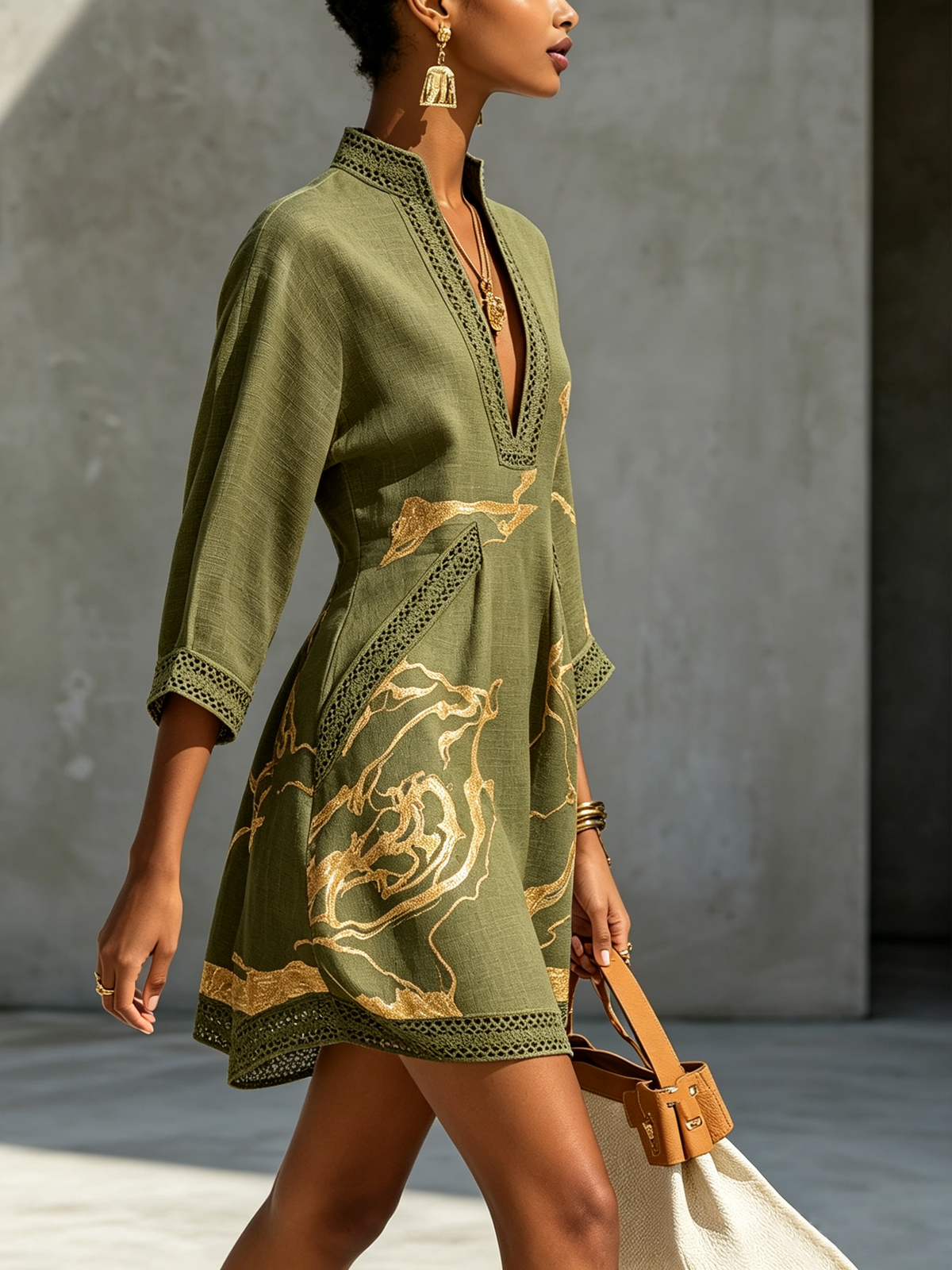 Aube | Mini Kleid aus schwarzer und goldener Spitze