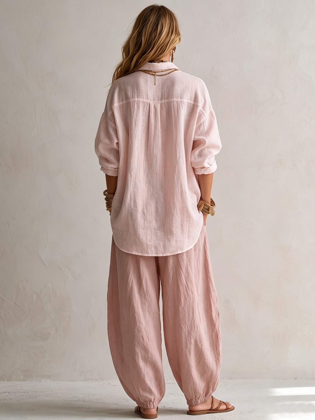 Capucine | Weite Weiße Bluse und Olivgrüne Lantern-Hose