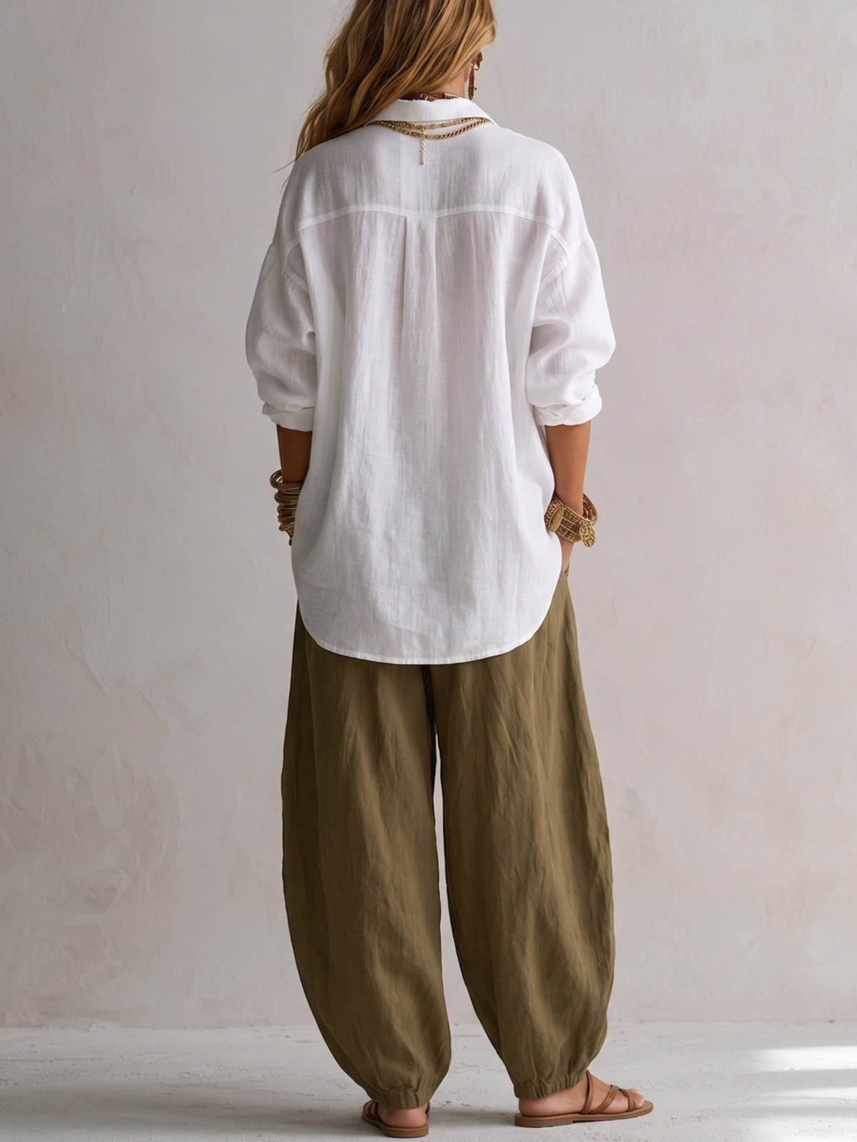 Capucine | Weite Weiße Bluse und Olivgrüne Lantern-Hose