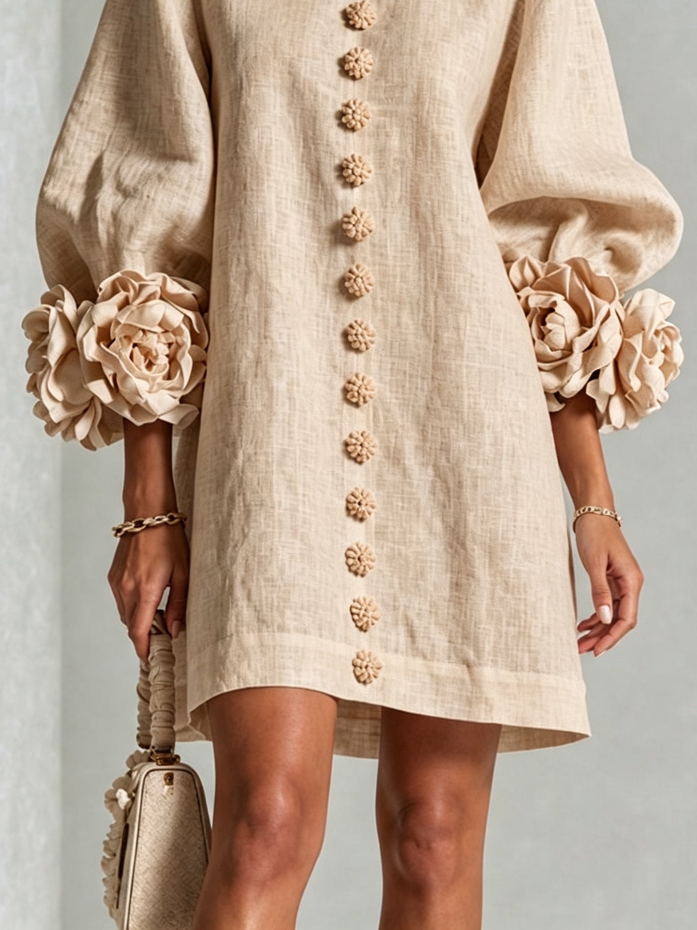 Blumenkleid mit Statement-Ärmeln – Beige