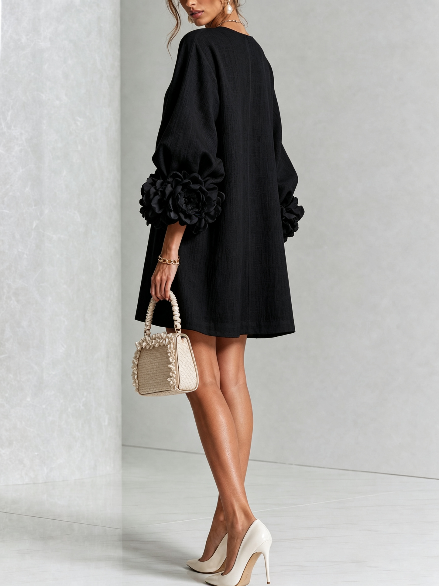 Blumenkleid mit Statement-Ärmeln – Schwarz