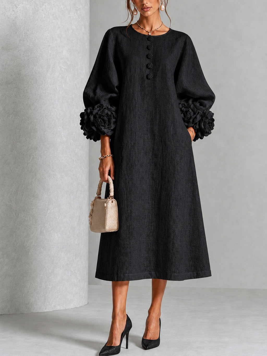 Schwarzes Blumen-Midi-Kleid mit auffälligen Blumenmanschetten