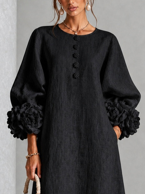 Schwarzes Blumen-Midi-Kleid mit auffälligen Blumenmanschetten
