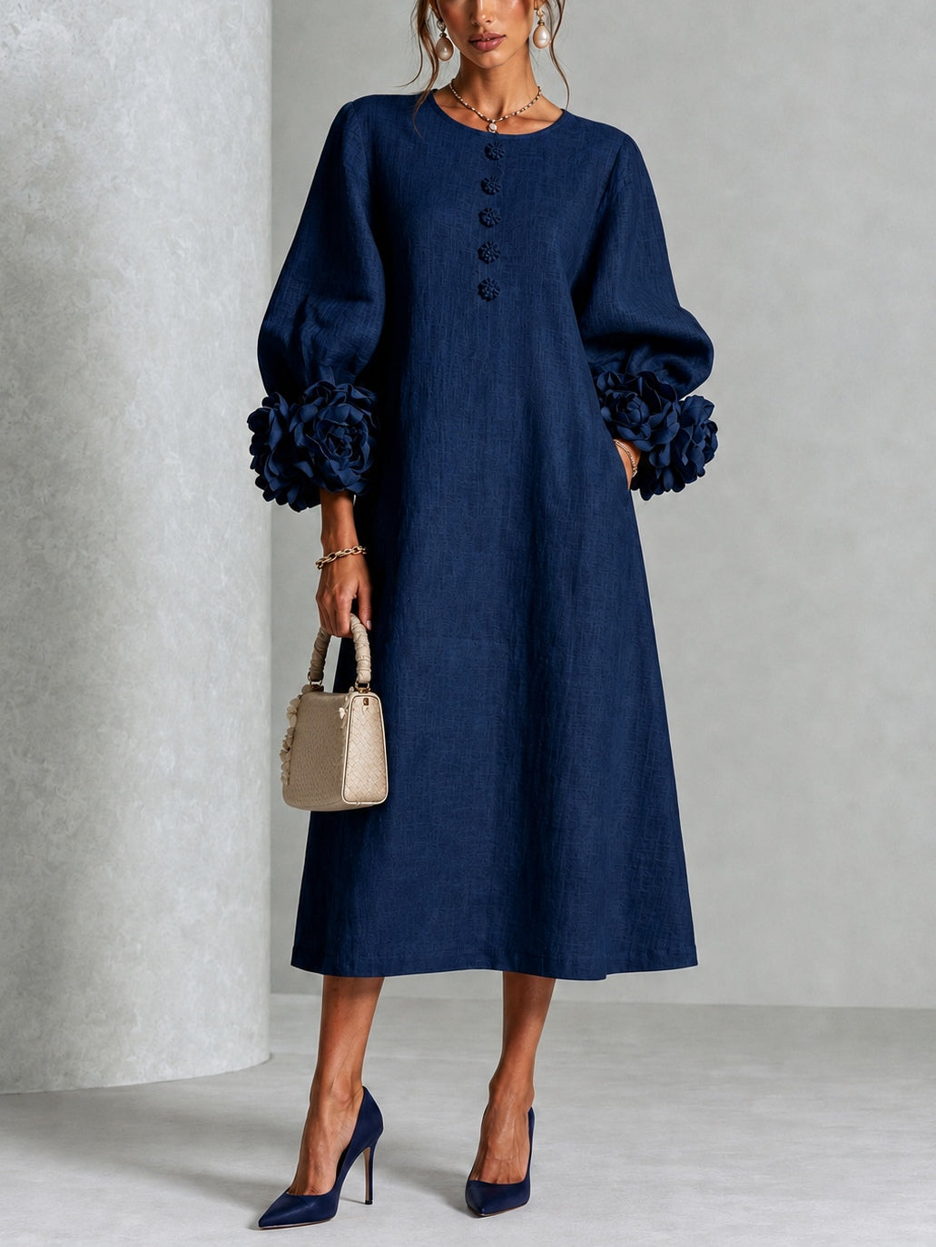 Marineblaues Floral-Hemd-Midi-Kleid mit auffälligen floralem Manschetten