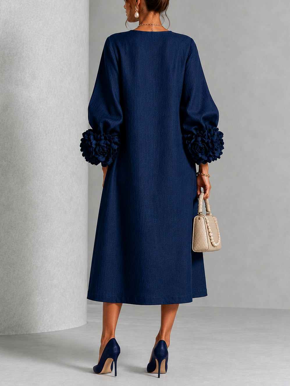 Marineblaues Floral-Hemd-Midi-Kleid mit auffälligen floralem Manschetten