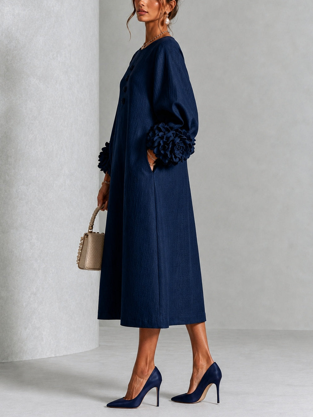 Marineblaues Floral-Hemd-Midi-Kleid mit auffälligen floralem Manschetten