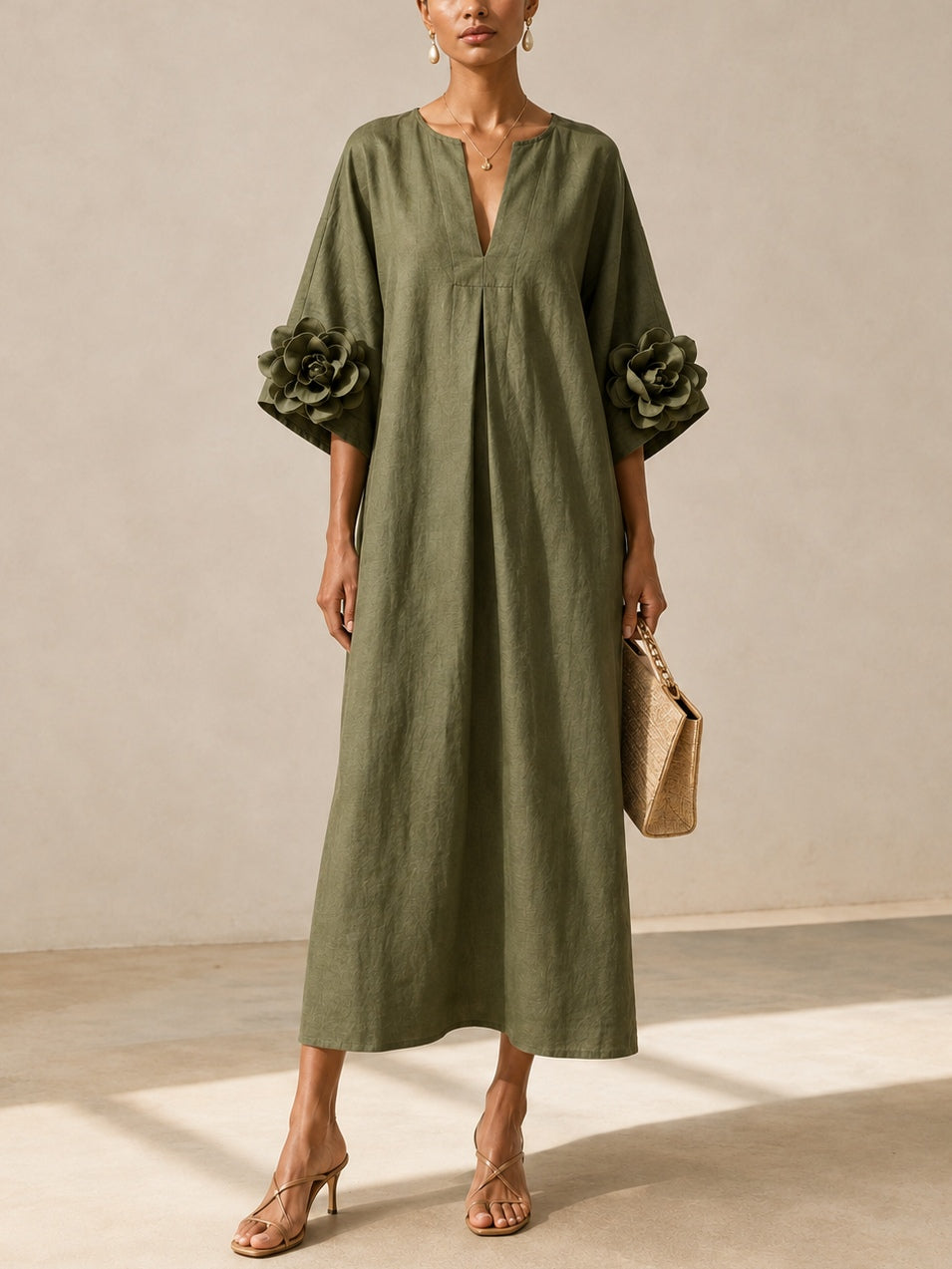 Olivgrünes V-Ausschnitt-Midi-Kleid mit auffälligen floralen Manschetten
