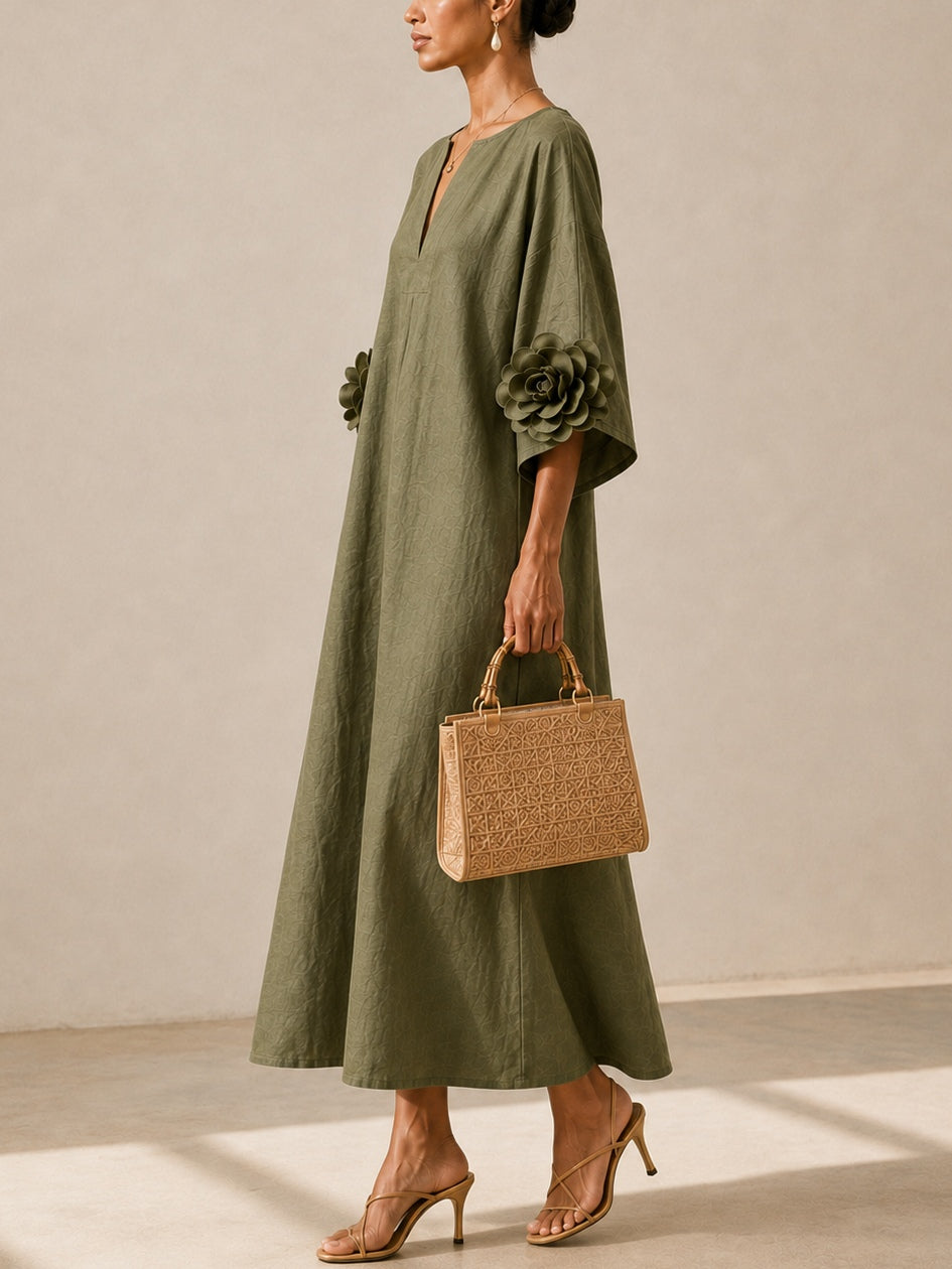 Olivgrünes V-Ausschnitt-Midi-Kleid mit auffälligen floralen Manschetten