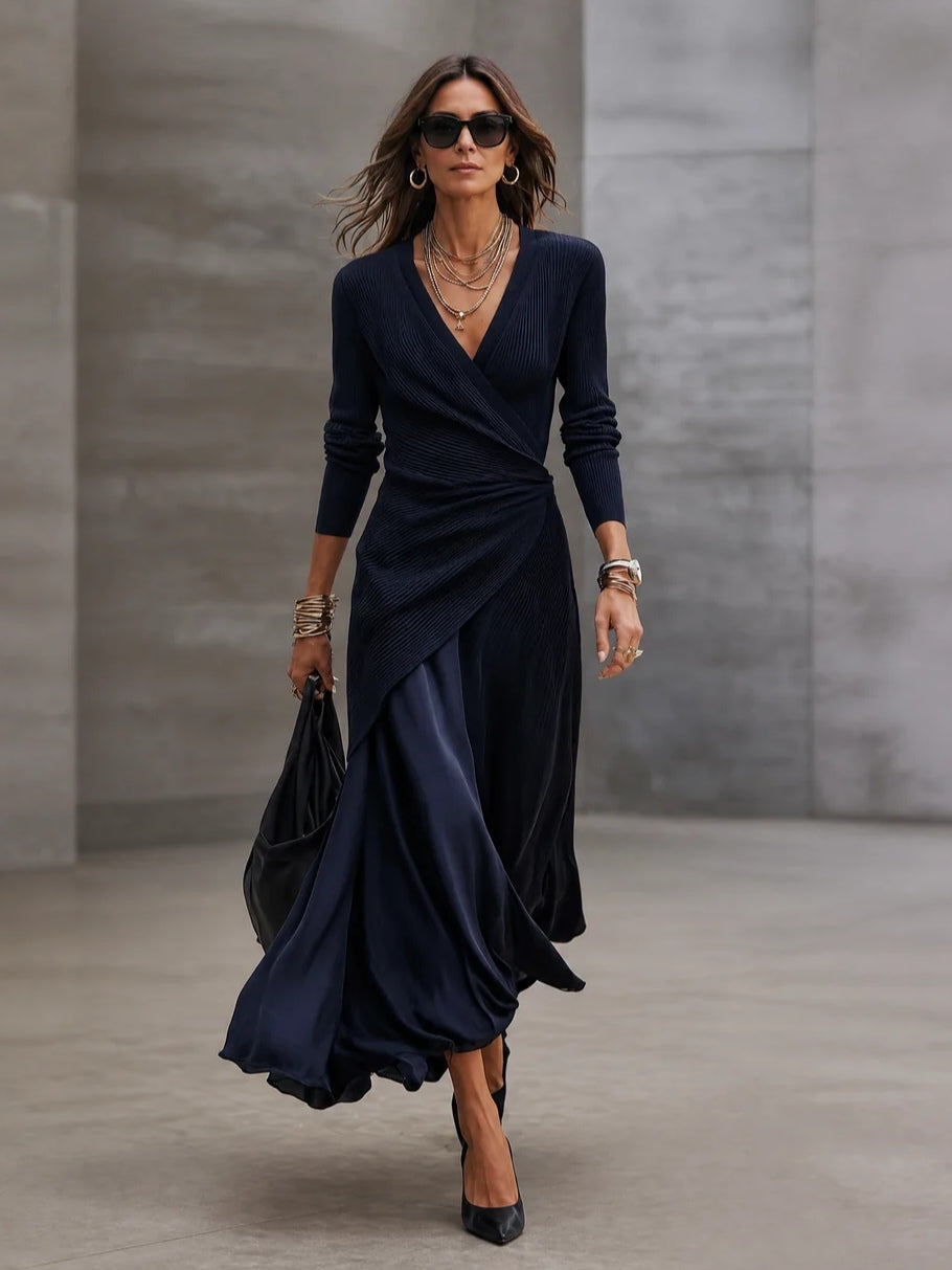 Margaux | Maxikleid mit asymmetrischem V-Ausschnitt und marineblauen Satin-Einsätzen