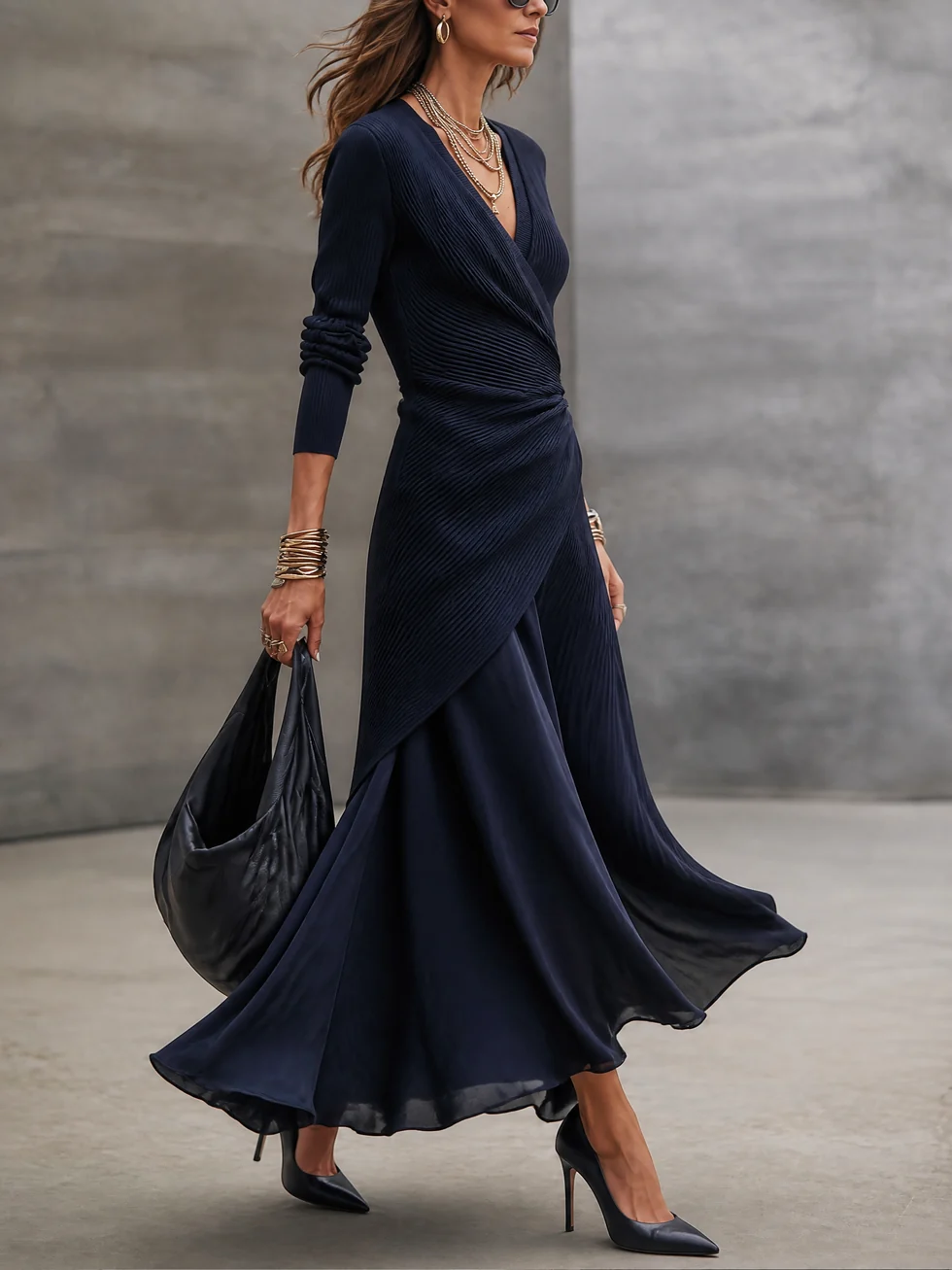 Margaux | Maxikleid mit asymmetrischem V-Ausschnitt und marineblauen Satin-Einsätzen