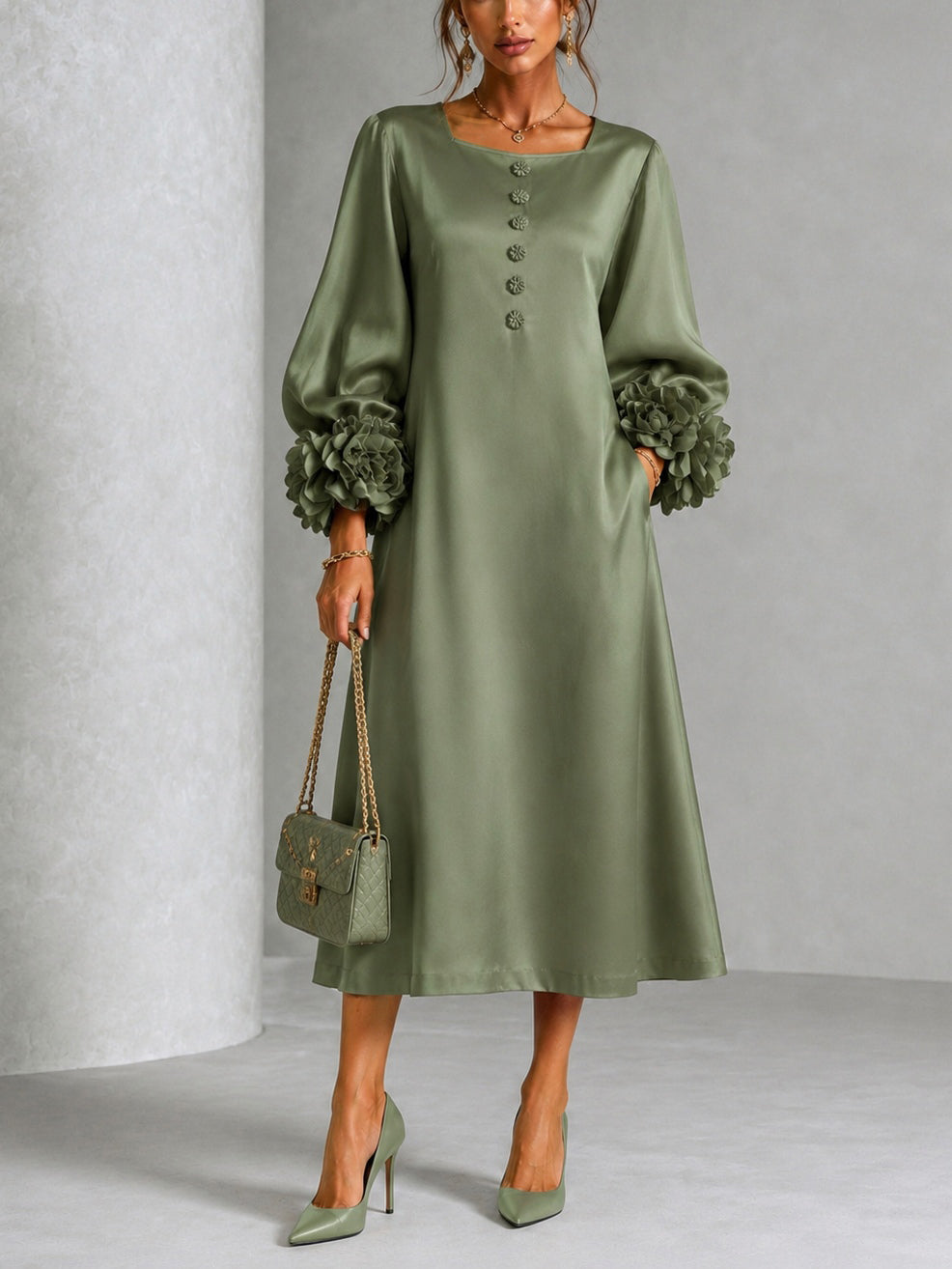 Sagegrünes Satin-Midi-Kleid mit quadratischem Ausschnitt und auffälligen floralem Manschetten