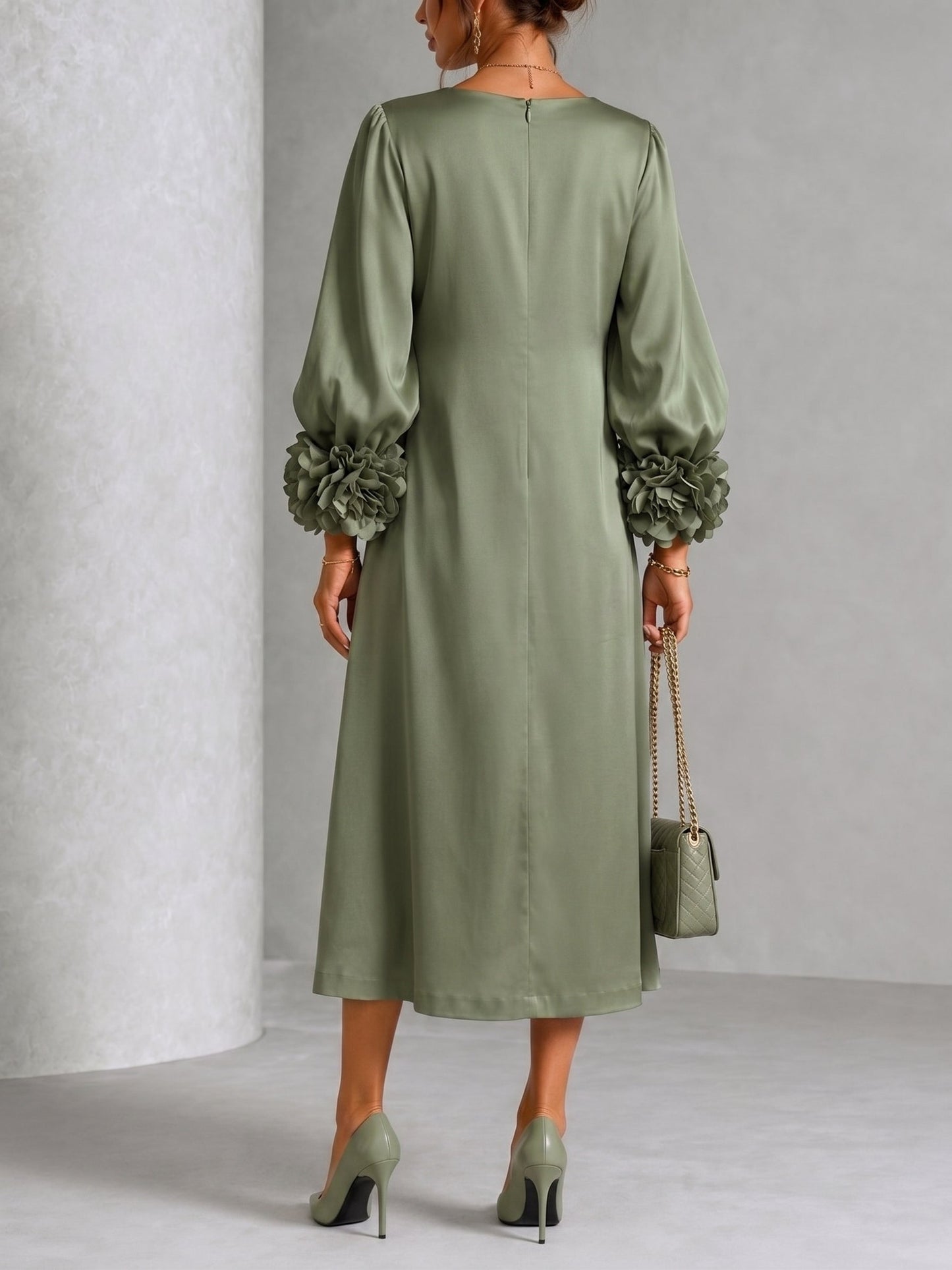 Sagegrünes Satin-Midi-Kleid mit quadratischem Ausschnitt und auffälligen floralem Manschetten