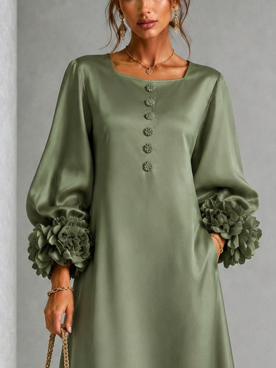 Sagegrünes Satin-Midi-Kleid mit quadratischem Ausschnitt und auffälligen floralem Manschetten