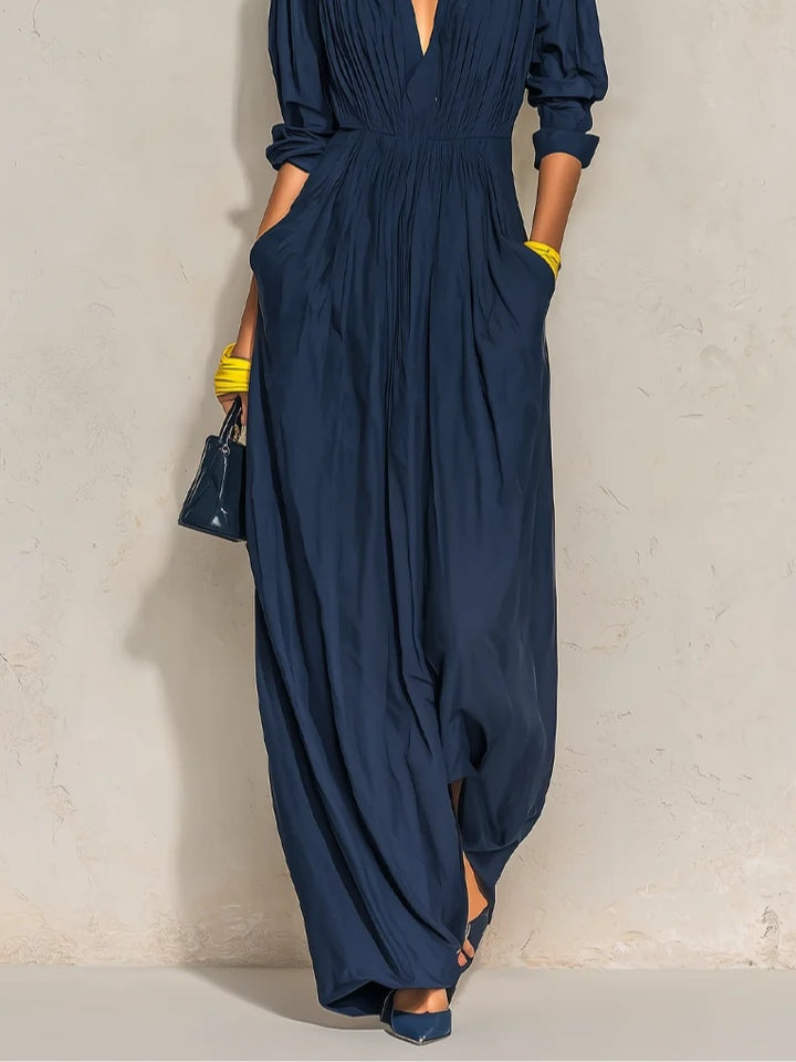 Azurine | Marineblaues Plissee-Maxikleid mit V-Ausschnitt
