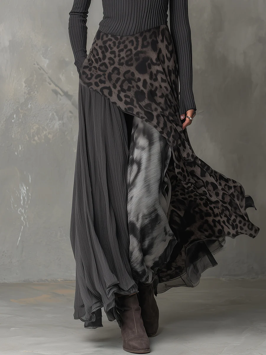 Gabrielle | Graues Maxikleid mit Streifen, Leopardenmuster und asymmetrischem Saum