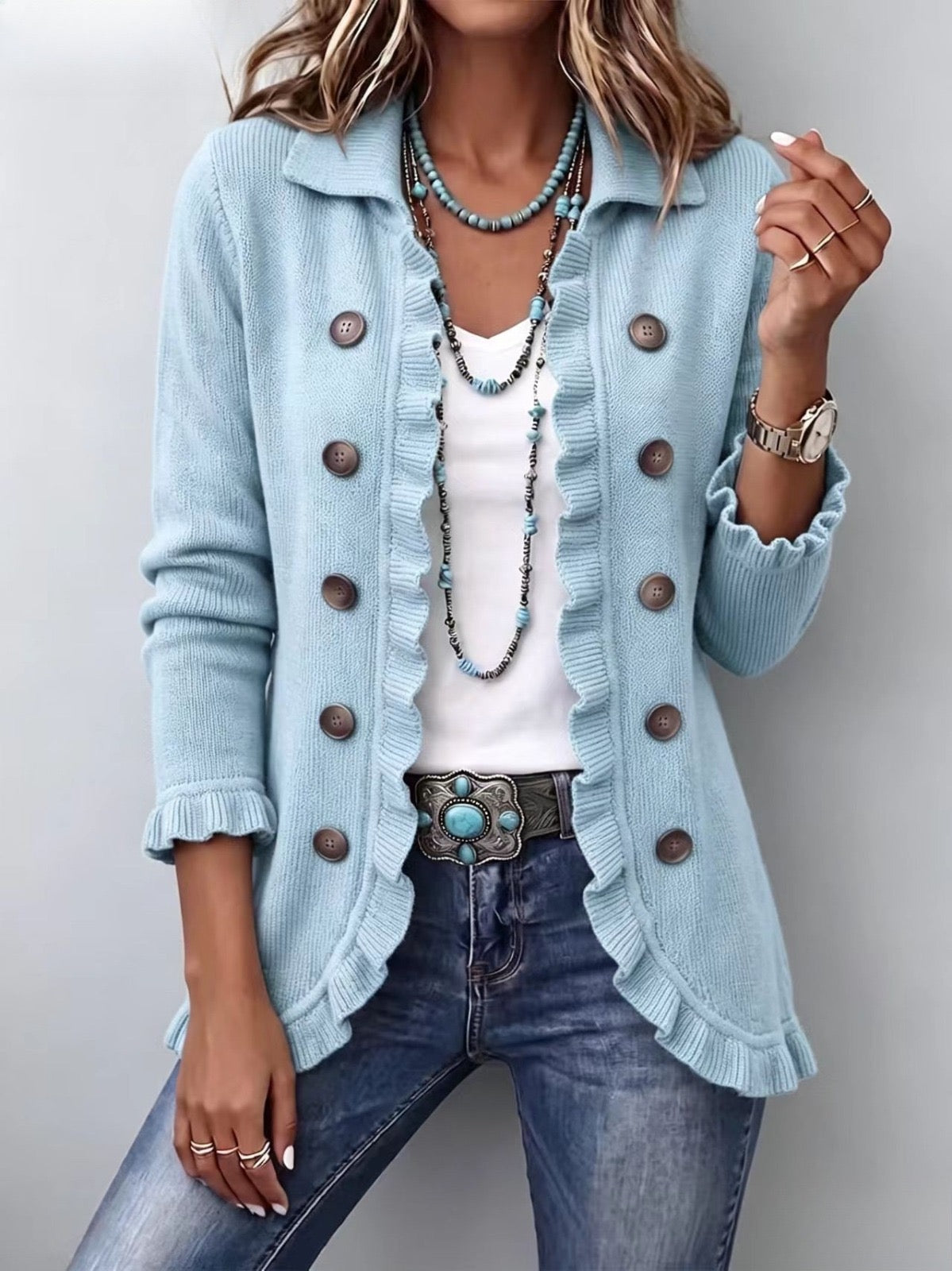 Perrine | Pulloverjacke aus Puderblauem Rippstrick mit Volants