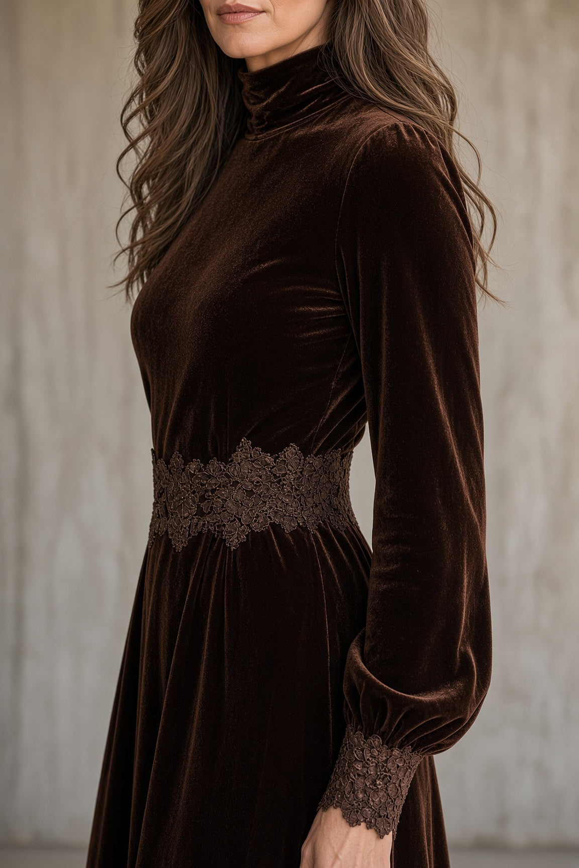 Monique | Samtkleid mit Spitzen-Details