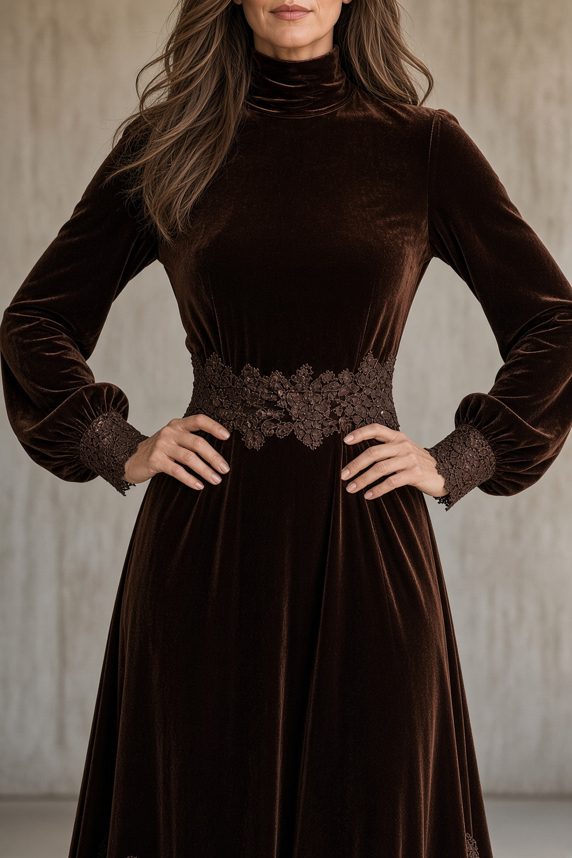 Monique | Samtkleid mit Spitzen-Details