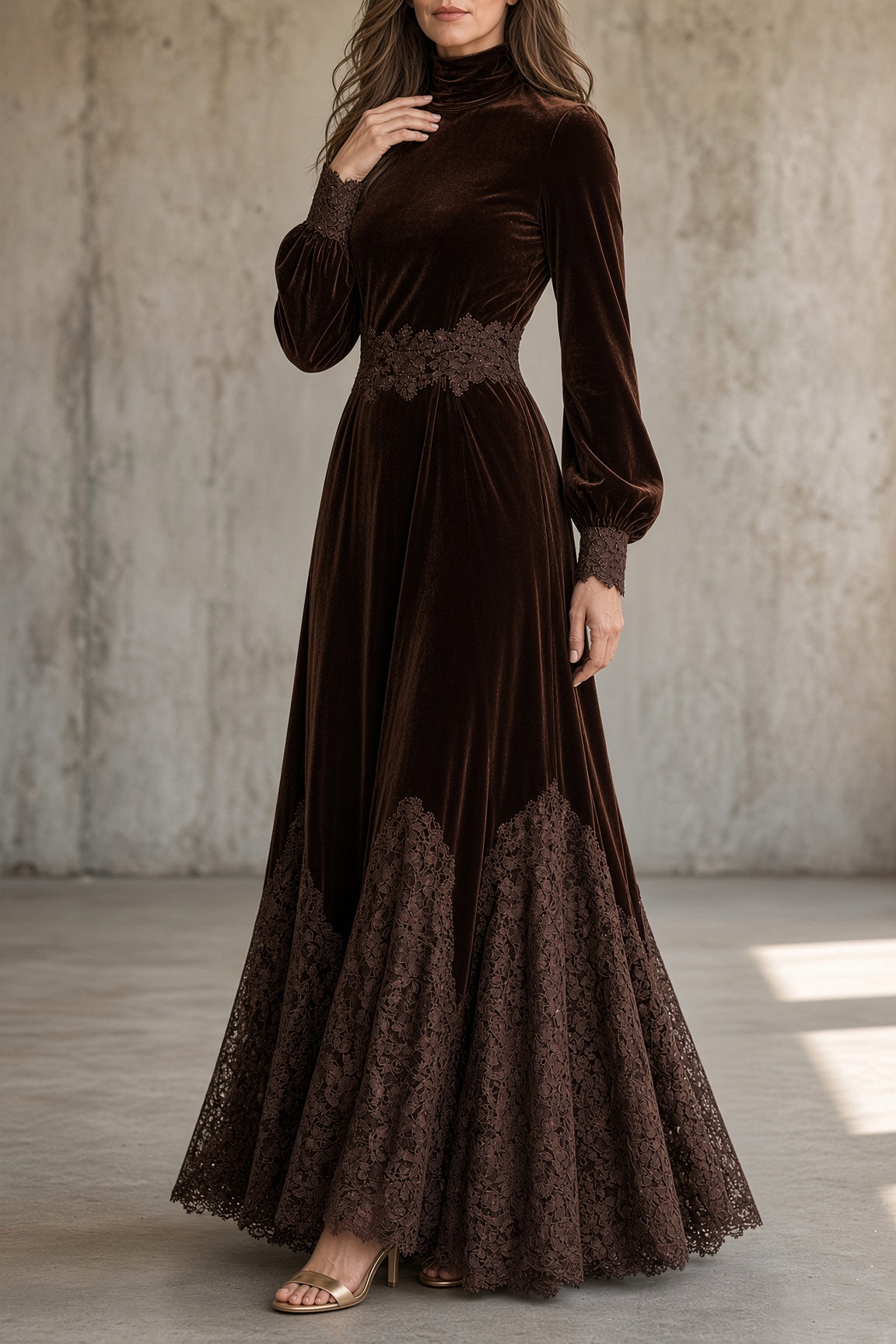 Monique | Samtkleid mit Spitzen-Details